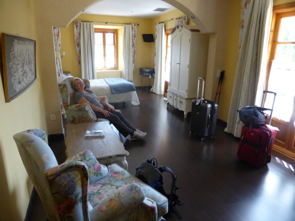 And finally - the Queen's Room.... three times the size of the one last night. And yes - a tub!