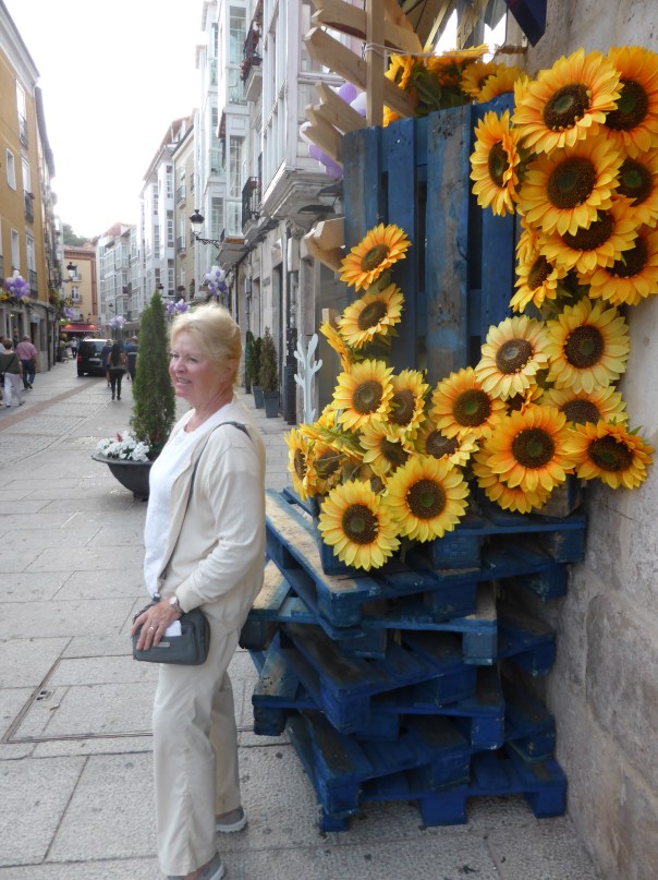 This was the scene earlier this evening - what seemed to be a calm Friday evening in downtown Burgos. By early evening the streets were filled, we mean packed. with Spaniards of all ages walking the streets... it seems a routine thing to be on the streets of the inner towns till late at night. Lots of street noise, competing recorded music blaring from almost adjacent storefronts and children yelling. As I type it is after11 pm and it is still very noisy, complete with young children who do not seem to have bedtimes!