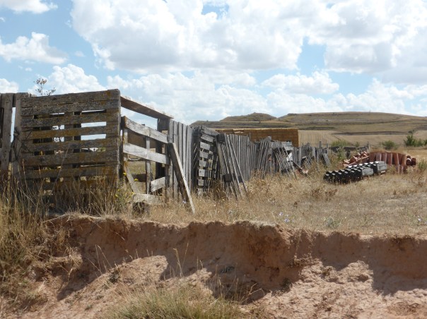 first (ever) wooden fence that we have seen in Spain, especially unusual here on the Meseta where trees simply do not exist. This was made from shipping pallets!