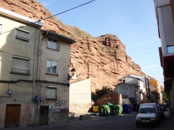 An example of the terrain changes. Here the bluffs behind the town of Najeta. Note how red the sandstone. This resulted in fine red earth soil but for only 20 km until we got back to the so very rocky soil that seems most suitable for the vineyards.