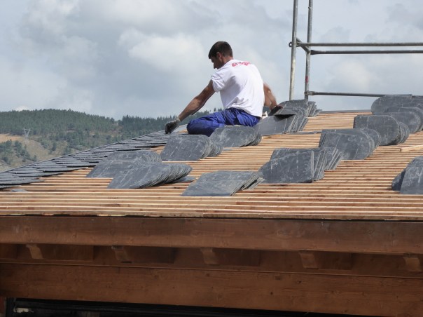 The mountains are a great source of slate, so unlike the rest of Spain where red tiles are the most economic roofing material, here beautiful and long lasting slate is used everywhere.