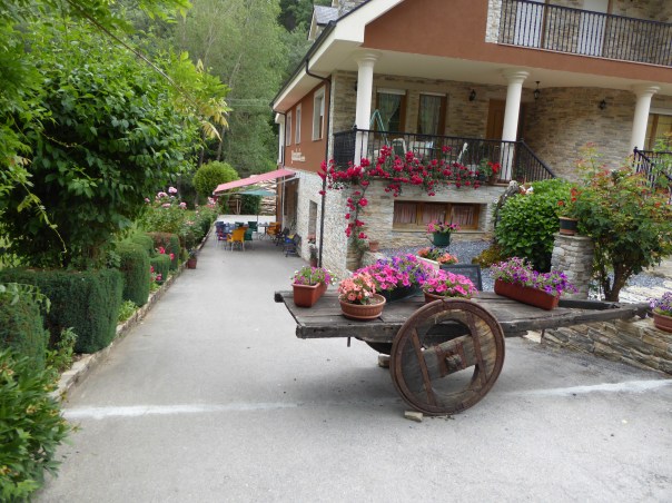 Typical of Camino Entrepreneurship: a small B&B, a coffee stop by day and a garden that is so exquisite